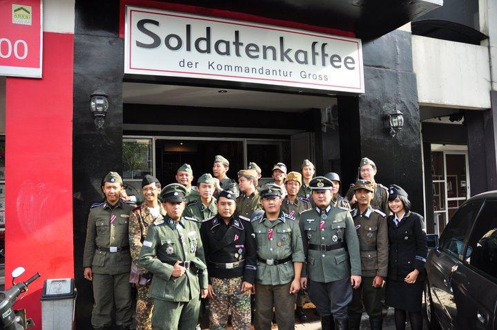 «Χιτλερική» καφετέρια άνοιξαν στην Ινδονησία (Φωτογραφίες)