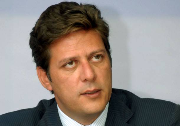 Αυτός είναι ο υπουργός που ξόδεψε χιλιάδες ευρώ στην Πάολα! (Φωτο)