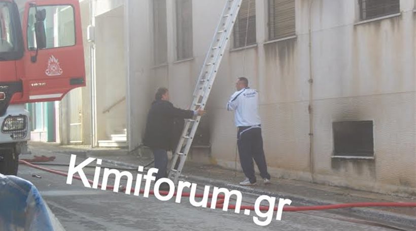 ΣΟΚ: Αυτοπυρπολήθηκε 60χρονος στο κτίριο του ΟΤΕ της Κύμης! (Φωτο)
