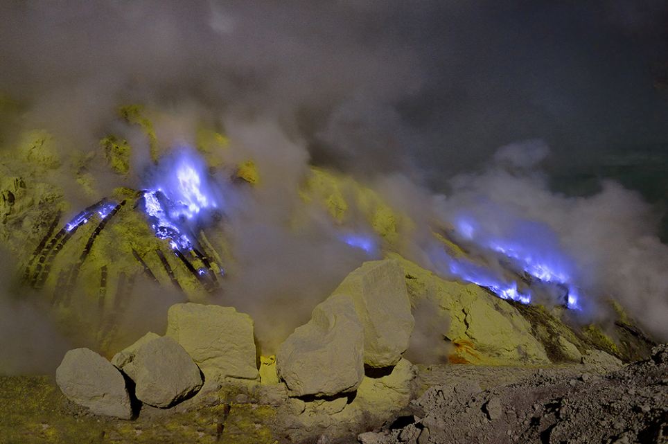 Το ηφαίστειο που βγάζει μπλε λάβα! (Φωτο-video)