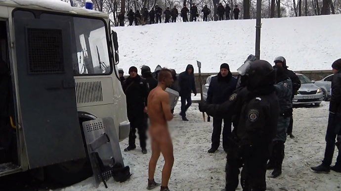 ΣΟΚ: Η ουκρανική αστυνομία κακοποιεί... γυμνό διαδηλωτή! (Φωτο-video)