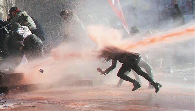 Ανεξέλεγκτη βία Τούρκων αστυνομικών προς δημοσιογράφο (φωτο)