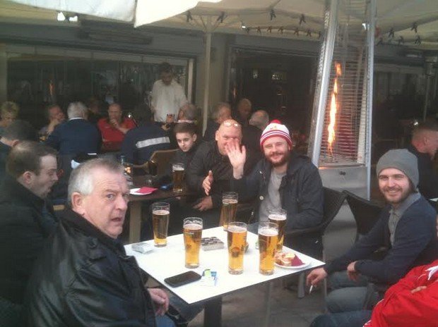 Κατέκλυσαν τις... ελληνικές "pub" οι Άγγλοι της Manchester (φωτο)