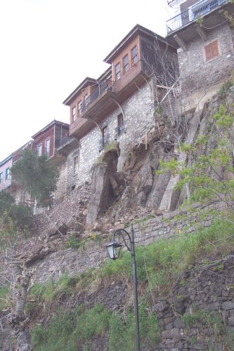 Κατέρρευσαν βράχια μέσα σε οικισμό της Μυτιλήνης (φωτο)