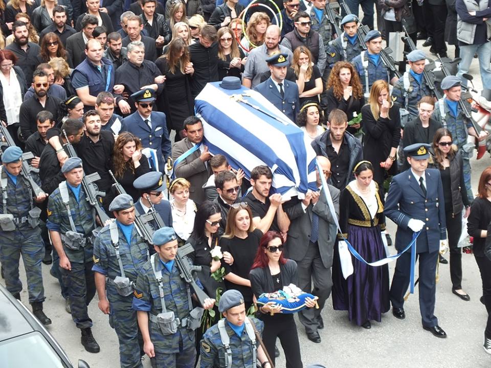 Ράγισαν καρδιές στην κηδεία της Ολυμπιονίκη Άννας Πολλάτου (φωτο)