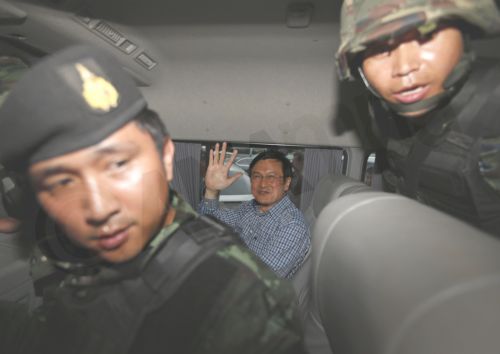 Συνελήφθη από στρατιώτες πρώην υπουργός της Ταϋλάνδης (φωτο)