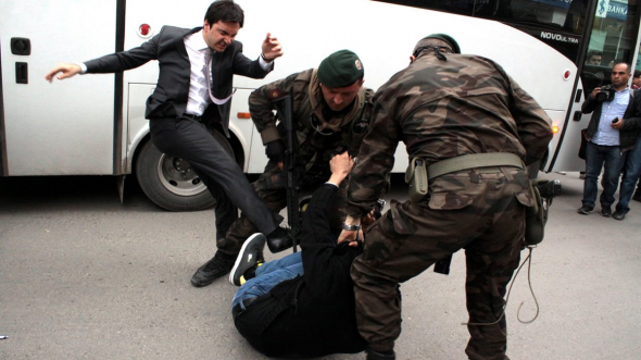 Απολύθηκε ο σύμβουλος του Ερντογάν που κλώτσησε διαδηλωτή (video)