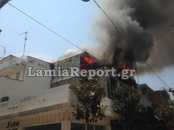 Φωτιά σε κατάστημα της Λαμίας - Έχει «παραλύσει» το κέντρο από τον καπνό