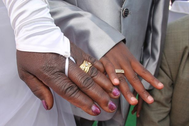Αυτός είναι ο γάμος της χρονιάς: 9χρονος παντρεύτηκε 62χρονη! (φωτο)