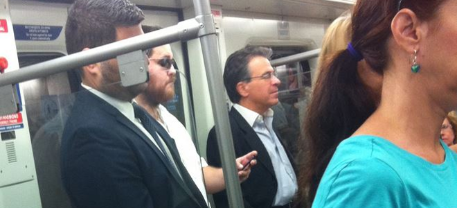 Ο υπουργός Ντινόπουλος μετακινείται με μετρό (φωτο)