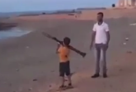 Η τραγική πραγματικότητα του πολέμου: Παιδί μαθαίνει να εκτοξεύει οβίδες (video)