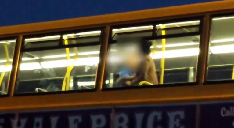 Βίντεο σοκ: Άγριος ξυλοδαρμός γυναίκας σε  λεωφορείο (video)
