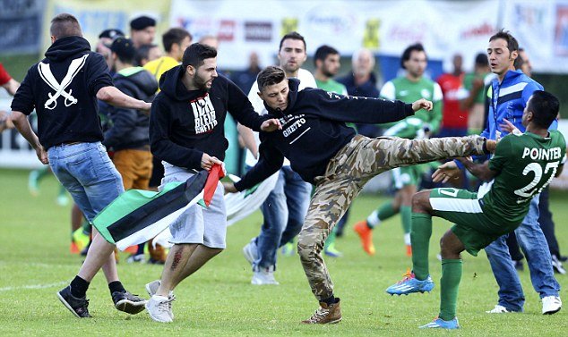 Συμπλοκή σε ποδοσφαιρικό αγώνα: Επιτέθηκαν στους ποδοσφαιριστές της Μακάμπι Χάιφα (φωτο)