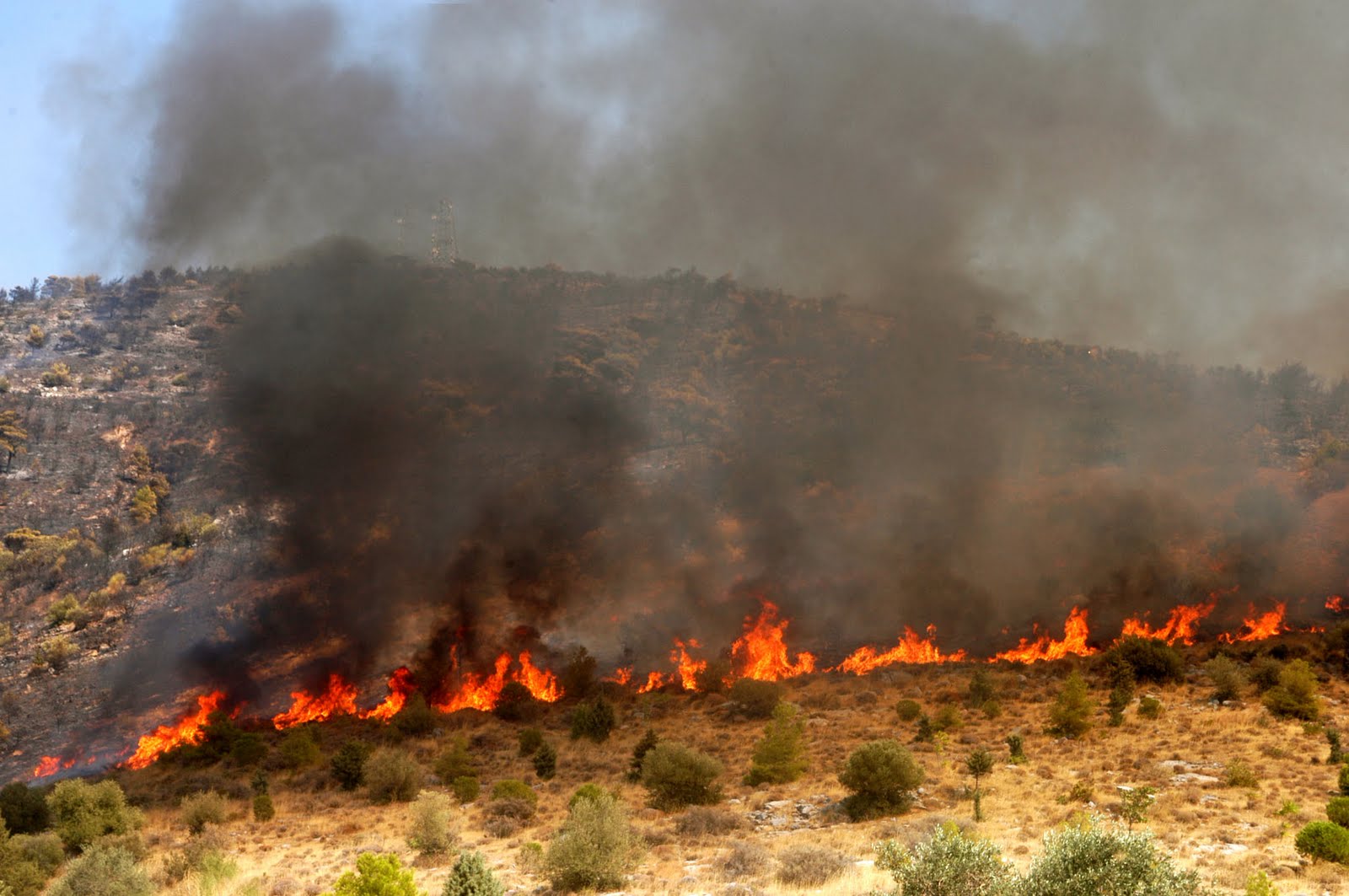 Κρήτη: Πυρκαγιά μαίνεται στο Βραχάσι Ηρακλείου