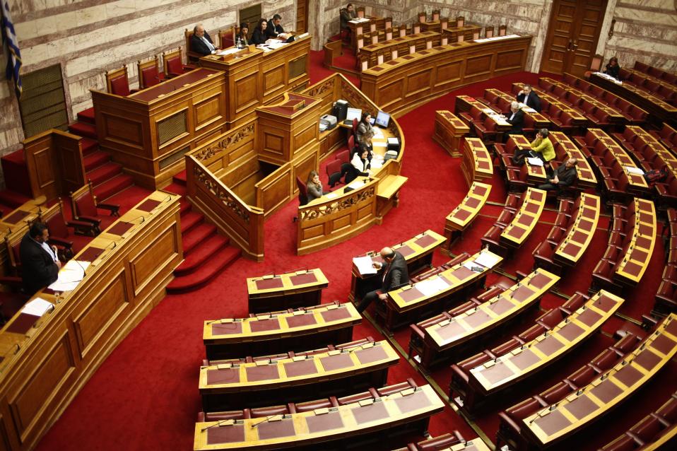 Στη Βουλή το πολυνομοσχέδιο για τη δόση του 1 δισ. ευρώ