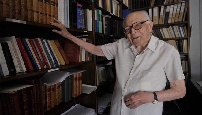 «Έφυγε» σε ηλικία 108 ετών ο σπουδαίος φιλόλογος και καθηγητής, Εμμανουήλ Κριαράς