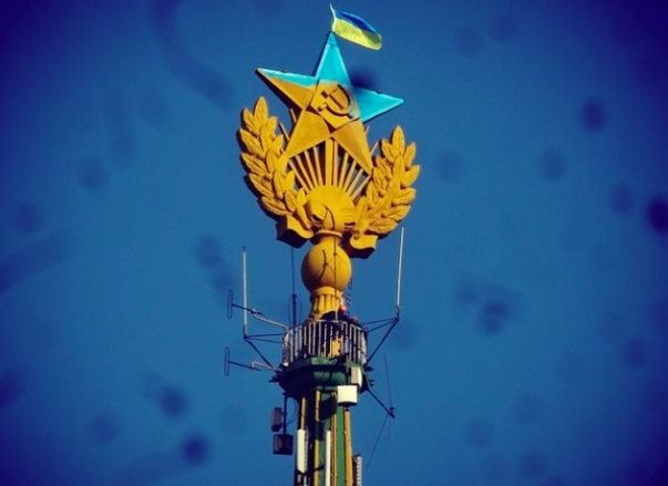 Μόσχα: Έβαψαν στα χρώματα της Ουκρανίας την κορυφή ουρανοξύστη