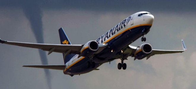 Ανεμοστρόβιλος "κυνηγά" αεροσκάφος της Ryanair