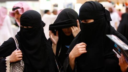 Σ. Αραβία: 50 μαστιγώματα σε γυναίκα που εξύβρισε την αστυνομία «αρετής»!