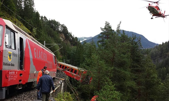 Θρίλερ με εκτροχιασμό τρένου στην Ελβετία - 100 τραυματίες (φωτο)