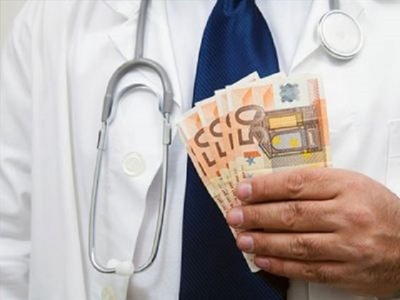 Νέα περίπτωση με φακελάκι: Πλήρωσε 11.000 ευρώ σε τρεις γιατρούς