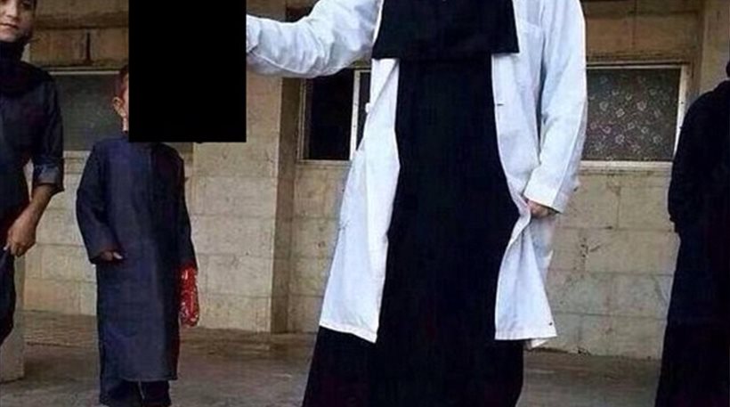 Φρίκη: 21χρονη τζιχαντίστρια φοιτήτρια ιατρικής ποζάρει με το κεφάλι νεκρού
