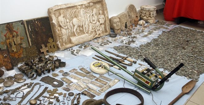 Συνελήφθη 72χρονος με ολόκληρο αρχαιολογικό θησαυρό και οπλοστάσιο