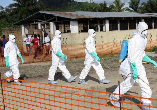 Γιατροί χωρίς Σύνορα: η διεθνής κοινότητα χάνει τη μάχη με τον Ebola