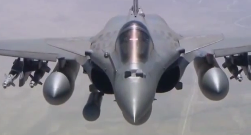 Καρέ καρέ ο βομβαρδισμός στόχων του Ισλαμικού Κράτους από Γάλλους (video)