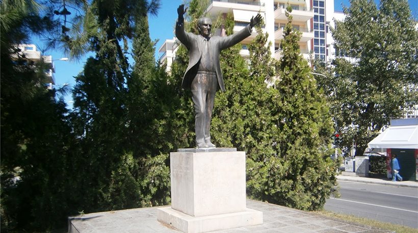 Σάλος: Πορνοστάρ ποζάρει γυμνόστηθη μπροστά στο άγαλμα Α. Παπανδρέου (φωτο)