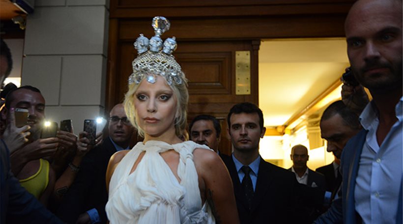Εντυπωσιακή έξοδος από το Μεγάλη Βρετάνια για τη Lady Gaga, με τιάρα και λευκό φόρεμα!