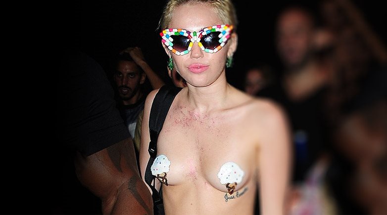 Φορώντας «φουντίτσες» θηλών εμφανίστηκε η Miley Cyrus!