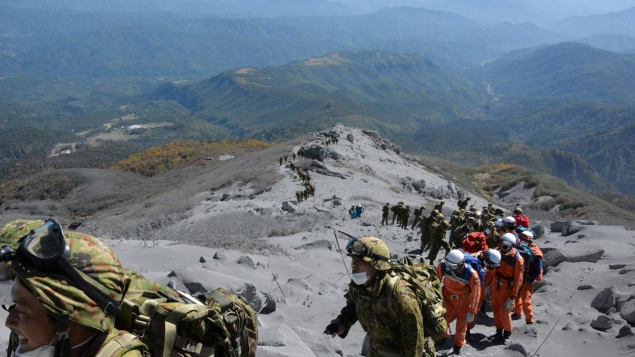 Ιαπωνία: 1.160 διασώστες ψάχνουν επιζώντες της έκρηξης του ηφαιστείου Οντάκε