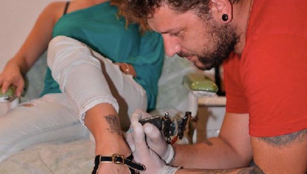 Κάνει δωρεάν τατουάζ σε ασθενείς με Αλτσχάιμερ, για να μπορούν να τους βρουν!