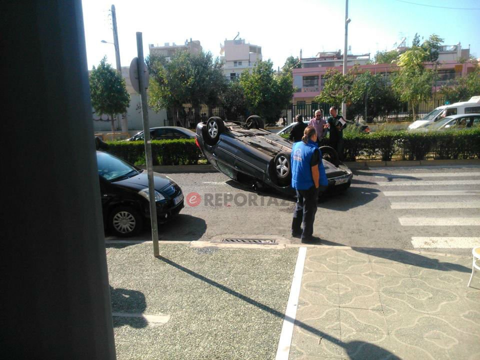 Παρ’ ολίγον τραγωδία στο Ίλιον: αυτοκίνητο αναποδογύρισε λίγα μέτρα από σχολείο!