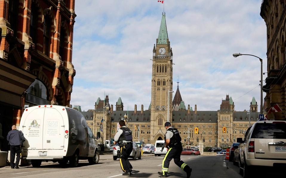 Δυο νεκροί από πυροβολισμούς στην Βουλή του Καναδά - βίντεο