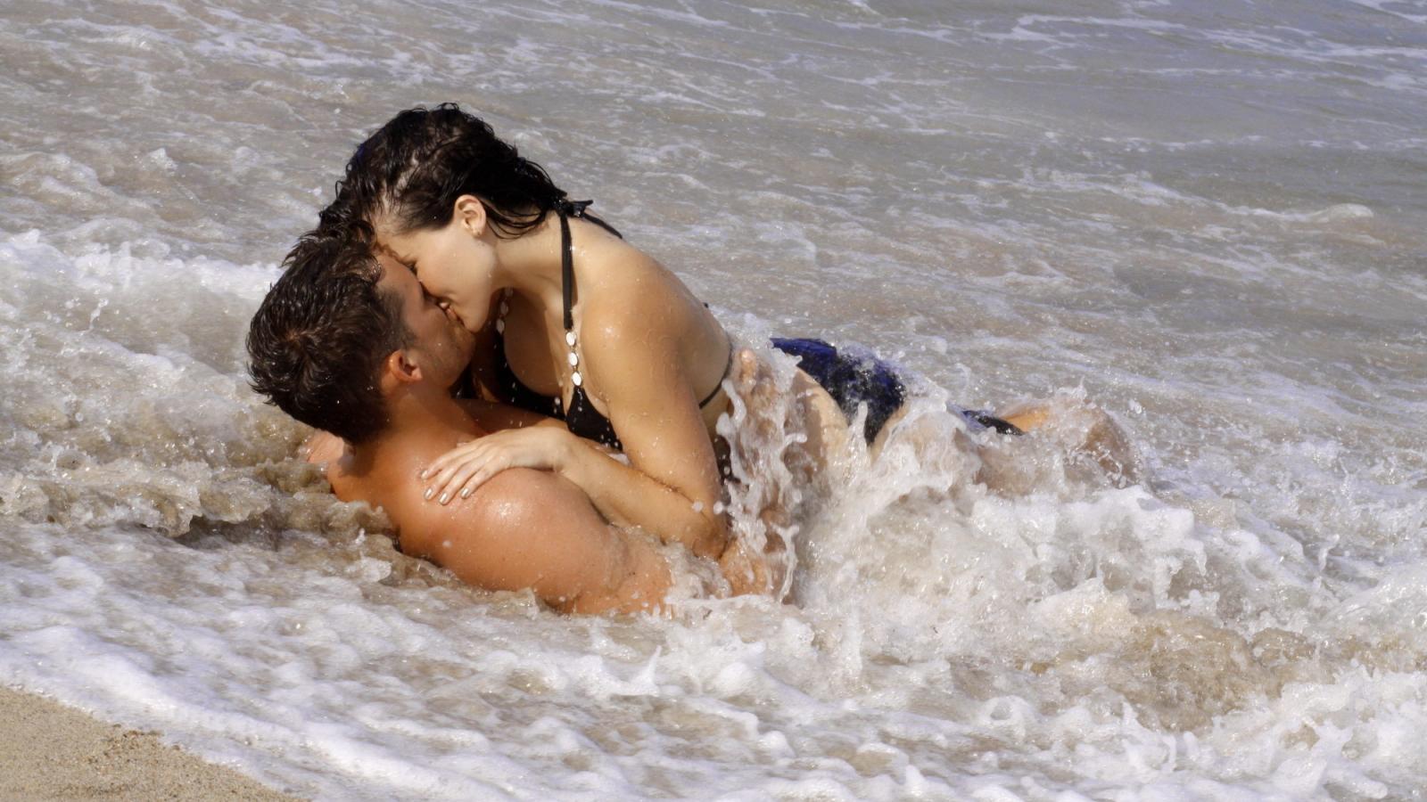 Ζευγάρι «κόλλησε» κάνοντας σεξ στη θάλασσα – Μάθετε τα πάντα για την «αιχμαλωσία πέους»