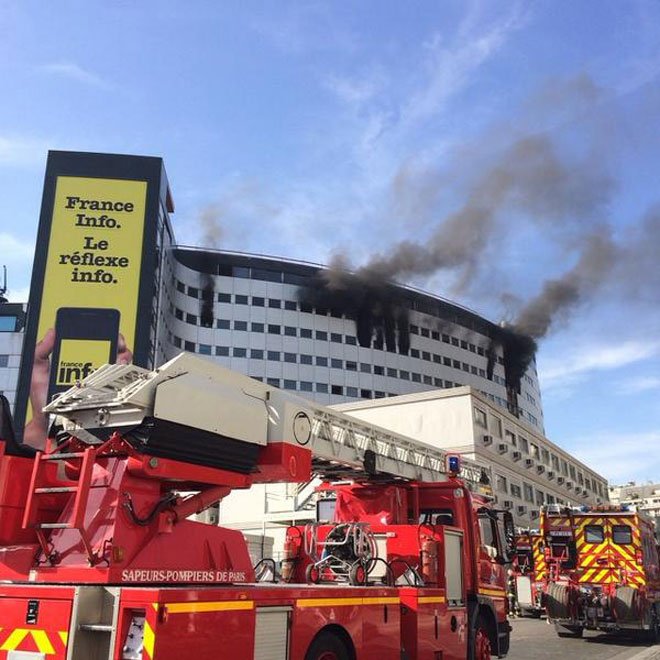 Εκρήξεις στο κτίριο της γαλλικής ραδιοφωνίας (φωτο)