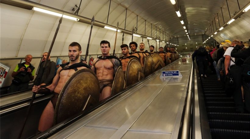 Το μετρό του Λονδίνου γέμισε αρχαίους Σπαρτιάτες πολεμιστές! (εικόνες)