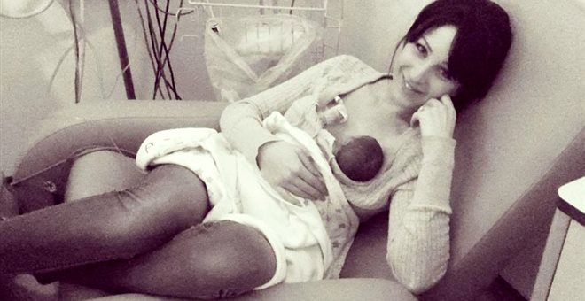 Το Facebook διέγραψε φωτογραφία γυναίκας που θήλαζε το μωρό της