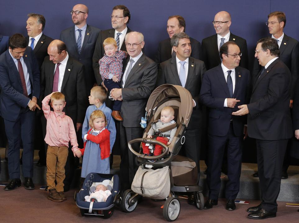 Ο Ρομπάι έφερε και τα εγγόνια του για τη φωτογραφία των ηγετών της ΕΕ!