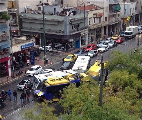 Σύγκρουση τρόλεϊ με λεωφορείο κοντά στην πλατεία Κολιάτσου – Δύο ελαφρά τραυματίες