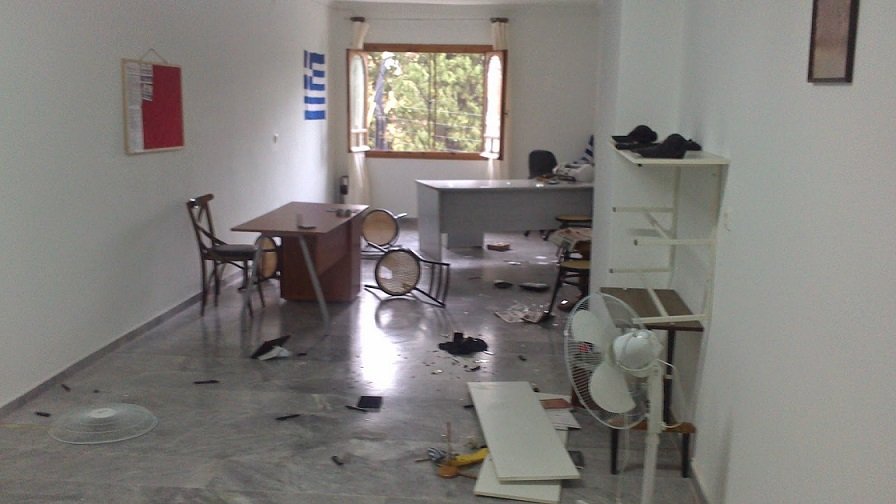 Επίθεση στα γραφεία της Χρυσής Αυγής στη Μυτιλήνη (φωτό)