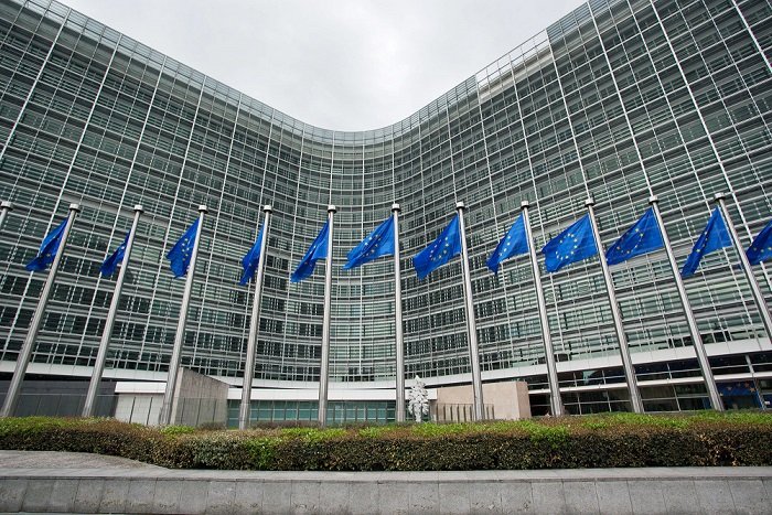 Ευρωπαϊκή Επιτροπή: «Τακτοποιηθείτε» σε 48 ώρες – Χαρδούβελης: δεν υπάρχει τελεσίγραφο