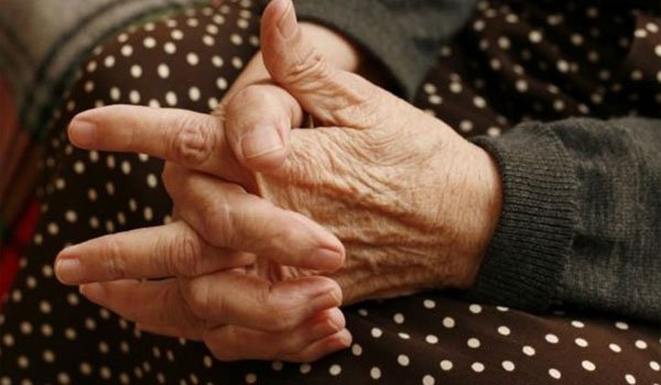 Απείλησαν 93χρονη με κατσαβίδι για να τους δώσει τα χρυσαφικά της