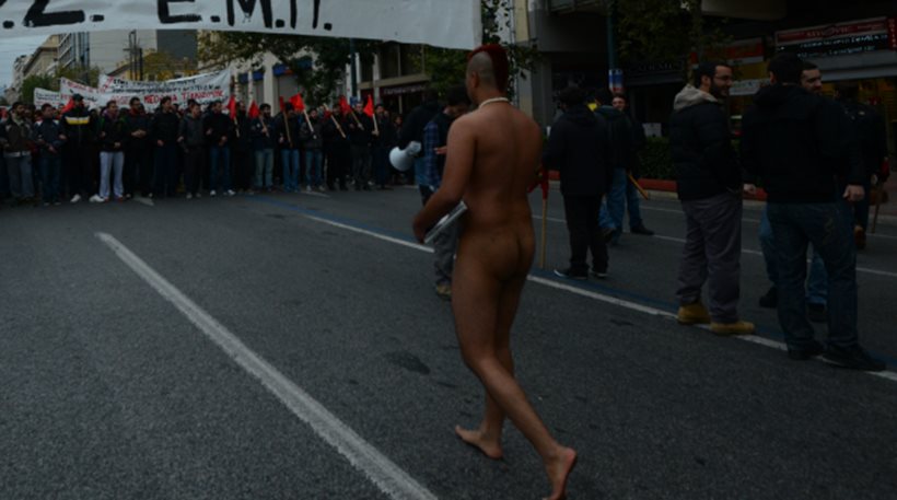 Γυμνή… διαμαρτυρία στην Εθνική Βιβλιοθήκη
