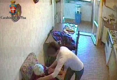 Ιταλία: Οικιακή βοηθός ξυλοφόρτωνε κατ’ επανάληψη ηλικιωμένη γυναίκα, 92 ετών! (βίντεο)