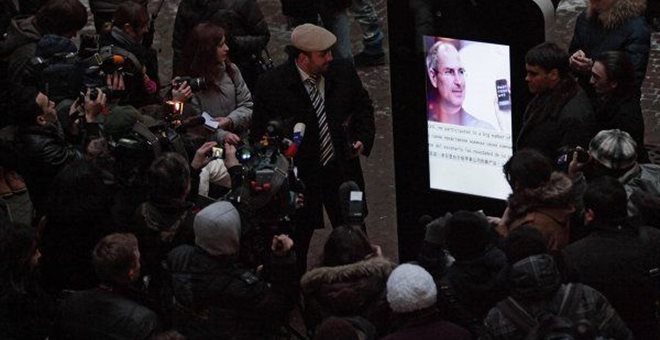 Ρωσία: Κατεδάφισαν μνημείο του Στιβ Τζομπς, επειδή τον διαδέχτηκε ομοφυλόφιλος!
