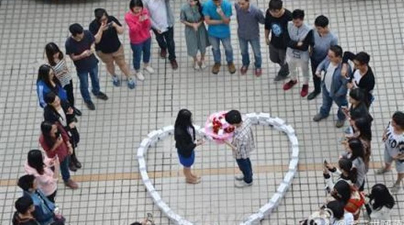 Κίνα: Έκανε πρόταση γάμου μέσα σε καρδιά από… iPhone 6!