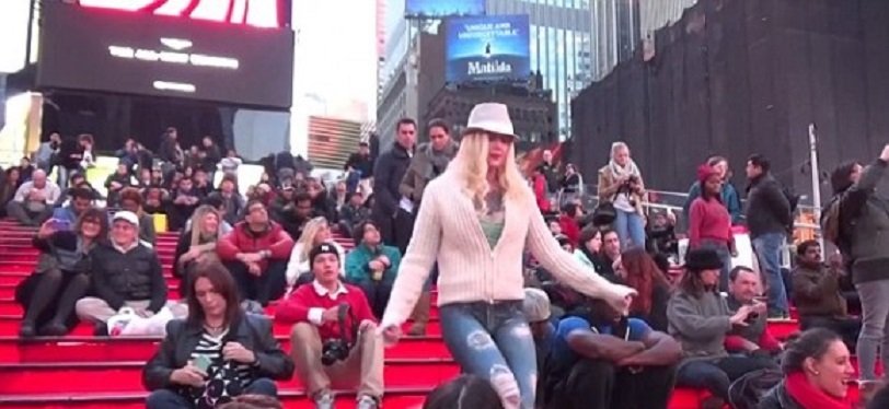 Βγήκε γυμνή στους δρόμους της Νέας Υόρκης και δεν την είδε κανείς! Σχεδόν… (βίντεο)